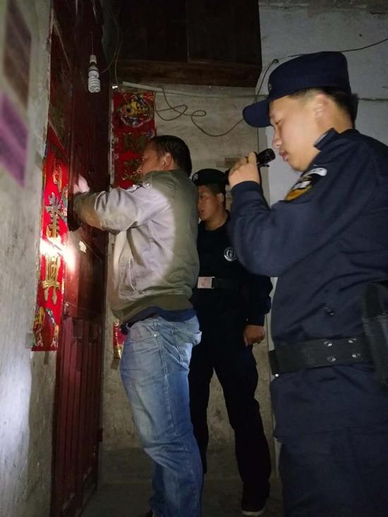 儋州粗心妈妈误将幼女锁家中 民警全城寻开锁师傅开门